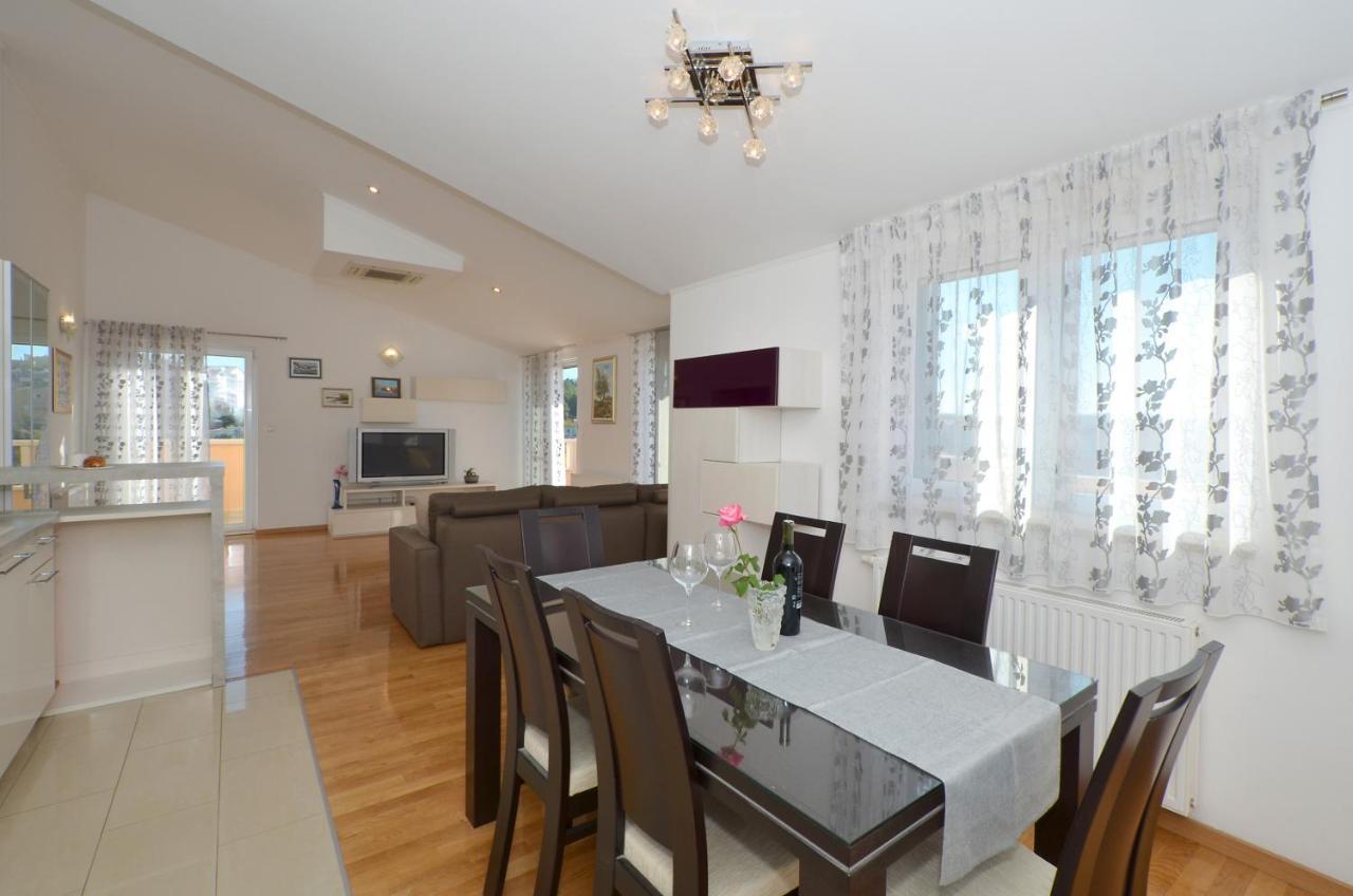 Apartmani Adela Солин Екстериор снимка