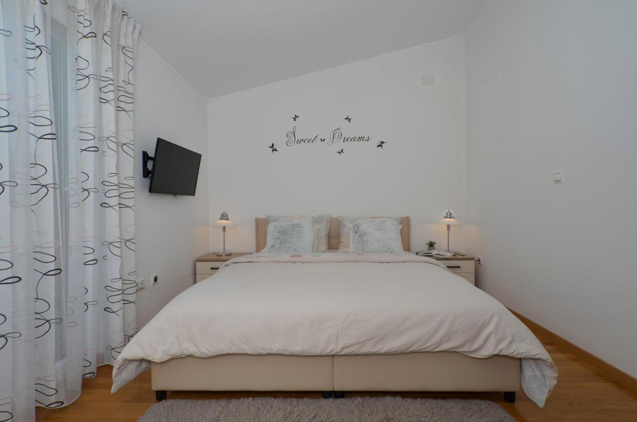 Apartmani Adela Солин Екстериор снимка