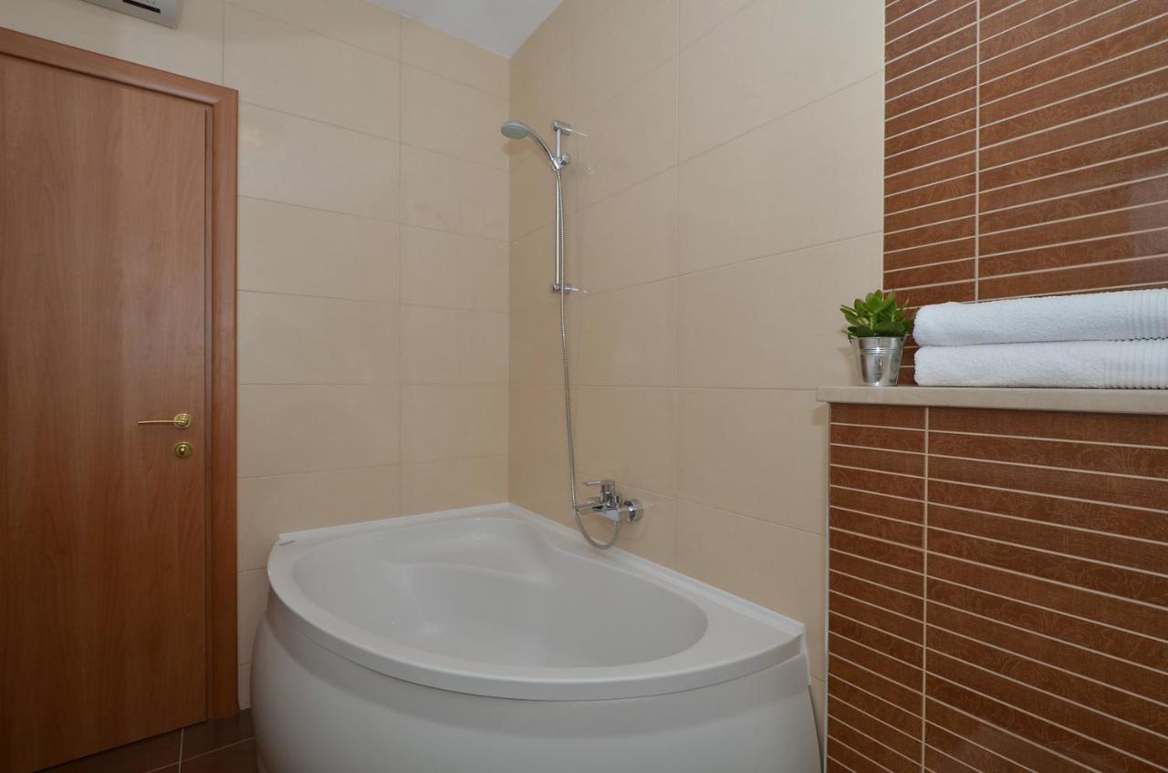 Apartmani Adela Солин Екстериор снимка